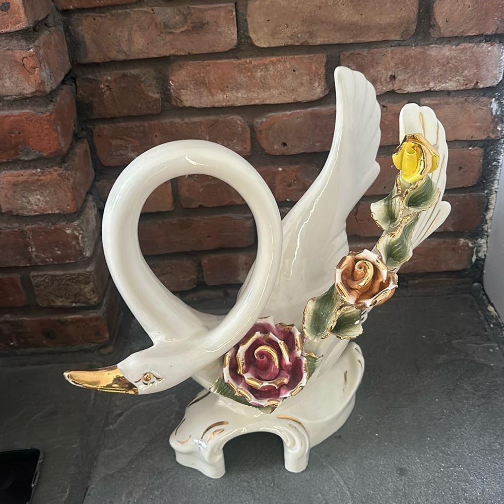 VINTAGE PORCELAIN SWAN WITH ROSE DETALING